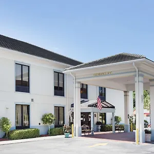 *** Hotel Baymont By Wyndham Savannah/garden United States